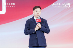 跟着每位带领嘉宾手中的干冰壶倒入